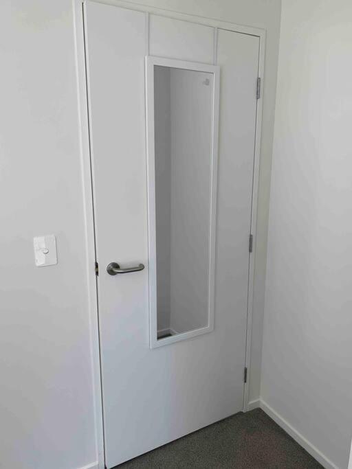 2 Bedrooms Apprtmt Plus Underground Parking In Cbd 크라이스트처치 외부 사진
