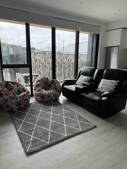 2 Bedrooms Apprtmt Plus Underground Parking In Cbd 크라이스트처치 외부 사진